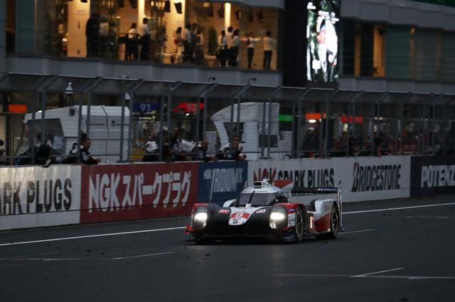 画像: ピットレーンでの速度違反によるドライブスルーペナルティはあったものの、8号車トヨタの走りには死角がなく、独走でチェカーを受けた。