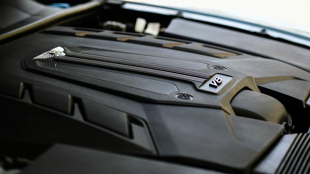 画像: カイエンなどにも搭載される4L V8ツインターボだが、チューニングはもちろんベンテイガ専用となる。