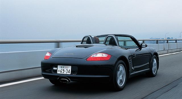 画像: 先代は986型、新型は987型。正常進化形だが、シャシ剛性が大幅に向上するなど、細部にわたり変更が加えられ、80%ものパーツが新しくなった。