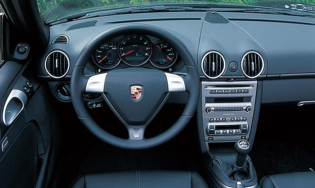 画像: 911風デザインを巧みに採り入れながらも、スポーツカーらしい軽快感を演出するコクピット。スタンダードのボクスターはブラックメーターとなる。