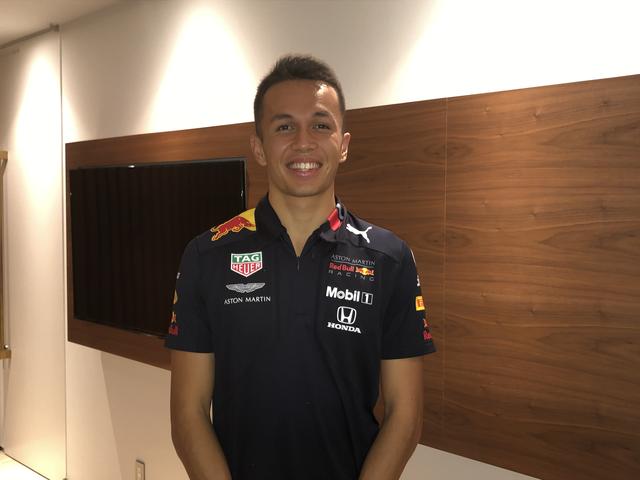 画像: アストンマーティンのイベントでインタビューに答えてくれたアレクサンダー・アルボン。今年F1にデビューしたばかりのアルボンだが、第13戦ベルギーGPからレッドブルに昇格するとすぐさま上位に食い込む健闘を見せ、「チャンピオンを狙える大物」と評価は大きく上がっている。