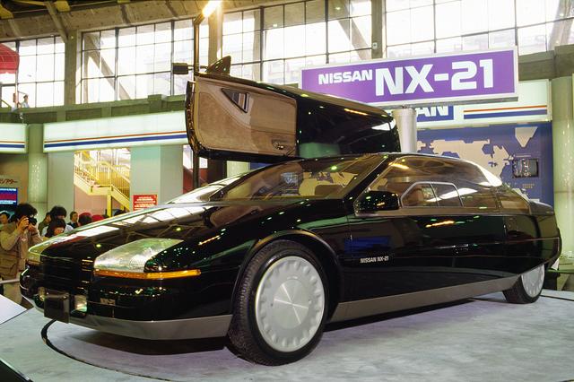 画像: 日産 NX-21は中折れ式のガルウイングドアを採用していた。