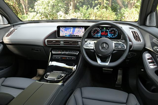 画像: 最近のメルセデス車と共通デザインのインパネだが、ローズゴールドをアクセントカラーに採用している。