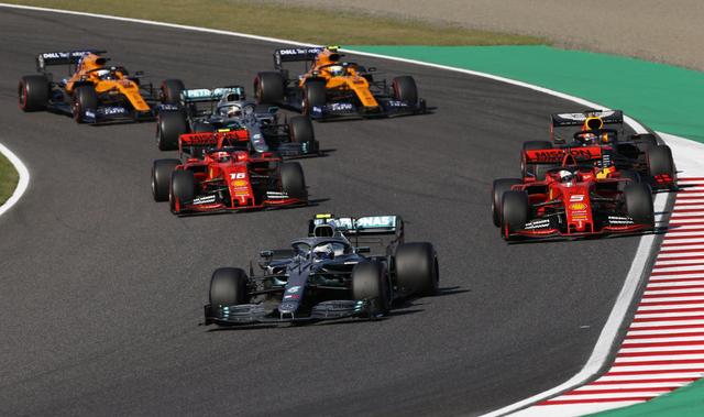 画像: 決勝スタート1〜2コーナーの攻防。マックス・フェルスタッペンはシャルル・ルクレール(フェラーリ)と接触、アレクサンダー・アルボンはマクラーレンの2台の後ろに後退してしまう。