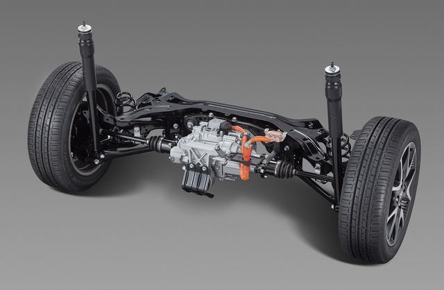 画像: 4WD車のリアサスを2リンク式ダブルウイッシュボーンに。トヨタのコンパクトカーとして初の電動式4WD車設定が可能になった(HYBRID全車)。