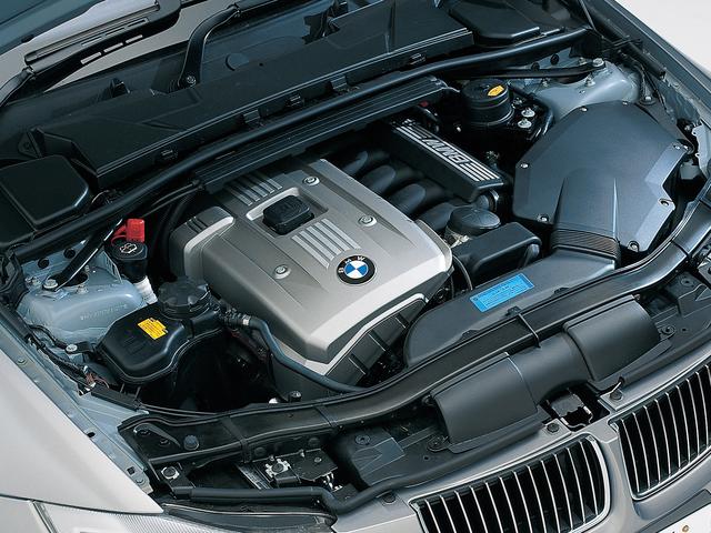 画像: 新たに開発された330iの直列6気筒エンジン、N52B30A型。マグネシウム・アルミニウム合金とベッドプレート構造を持つ軽量高剛性のブロック、第2世代のバルブトロニック機構、電動ウォーターポンプなどが画期的。