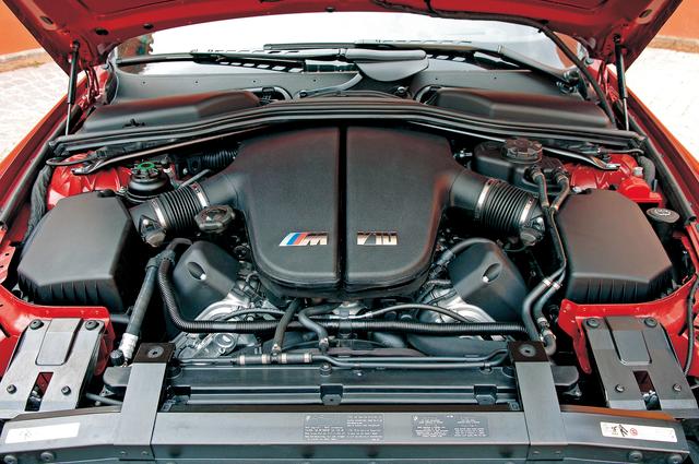 画像: F1テクノロジーにつながる、90度V型10気筒DOHC、4999ccエンジン。市販用モデルのスペックはM5とまったく同じで、最高出力507ps/7750rpm、最大トルク53.0kgm/6100rpm。