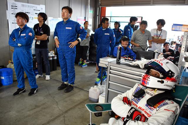 画像: ピットクルーも研究所の社員、とにかくマシンの無事を祈る、色んな意味で