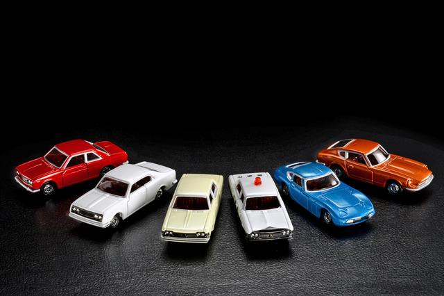 画像: 「トミカ50周年記念コレクション」。左から、ブルーバードSSSクーペ、コロナマークIIハードトップ、クラウン スーパーデラックス、クラウン パトロールカー、トヨタ2000GT、フェアレディZ432。
