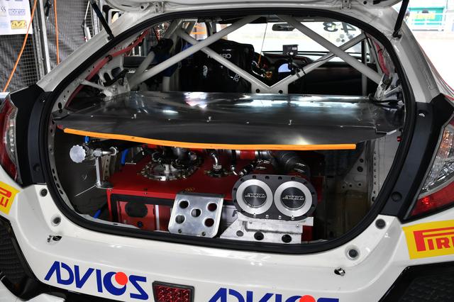 画像: 安全タンクとロールゲージは、レース参戦に必要な装備。