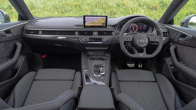 画像: 試乗車はオプション設定のデコラティブカーボンパネルを装着し、スポーティ感を強調している。