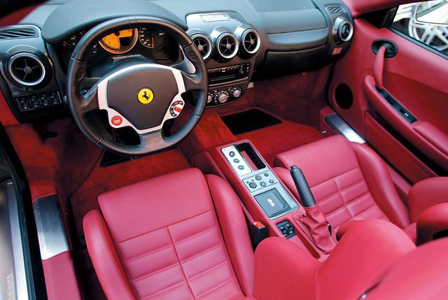 画像: ステアリングパッド右のダイヤルがマネッティーノ、左がエンジンスターター。このモデルはF1ミッション仕様で、センターコンソールには、リバース、オートマチック、ローンチコントロールのボタンも見える。