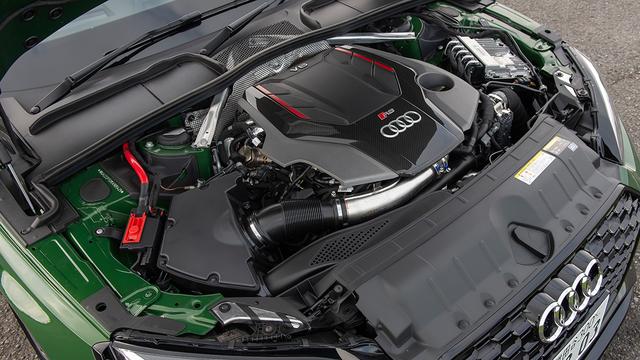 画像: 新開発の2.9LTFSI(最高出力450ps/最大トルク600Nm)に8速ATとクワトロ(フルタイム4WD)を組み合わせる。