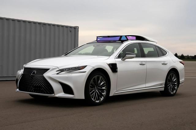 画像: レクサス LS500hをベースに、自動運転レベル4を達成するシステムが組み込まれたトヨタの自動運転実験車両「TRI-P4」。ルーフにカメラやセンサーなどが組み込まれている。