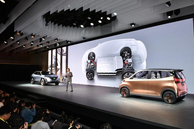 画像: ステージ上に展示される2台のEV。ピュアコンセプトカーではなく、2年以内に“市販一歩手前”のコンセプトカーだ。