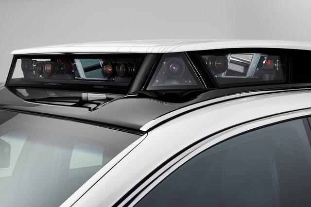 画像: トヨタ自動車の自動運転実験車両「TRI-P4」はレクサス LS500hをベースに、自動運転レベル4を達成するシステムが組み込まれている。この画像は2019年1月に公開されたもの。