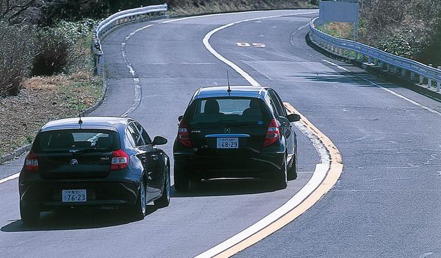 画像: メルセデスベンツA170エレガンスとBMW116i。性格や狙いはまったく異なるはずなのに、この2台には意外な共通点がある。パワースペック、車両価格に、Cセグメントのなかでの位置、ライバル意識が見てとれる。