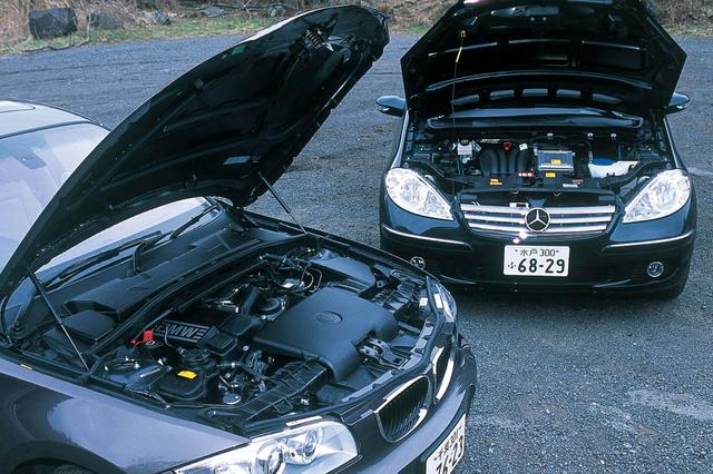 画像: 直列4気筒エンジンをフロントミッドに搭載し後輪を駆動するBMW116i(左)とコンパクトな4気筒エンジンを傾斜させて搭載し前輪を駆動するメルセデスベンツA170。