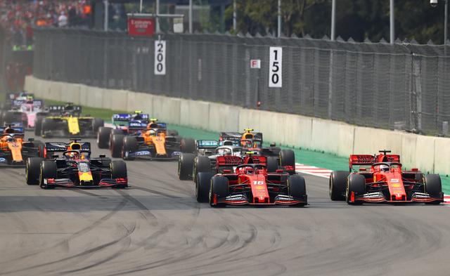 画像: メキシコGP決勝スタート。フロントロウのフェラーリがリード、その後ろのハミルトンとフェルスタッペンが接触。