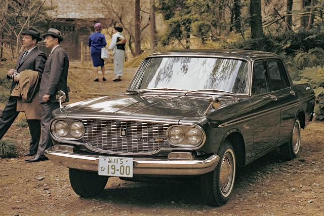 画像: クラウン=日本の高級車というイメージを定着させるため、従来型より全長を200mm、ホイールベースを160mm延長しながら、全高は70mmダウンさせ、アメリカンコンパクトを思わせるスタイルとなった。