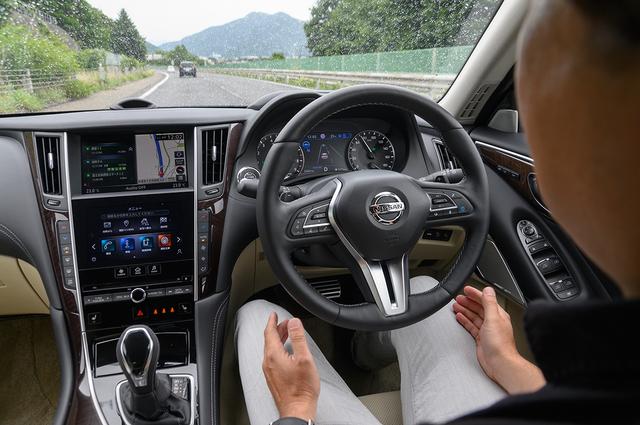 画像: プロパイロット2.0作動中は、メーター内の液晶パネルに自車周辺のクルマの車種と位置関係がリアルタイムでアニメーション表示される。