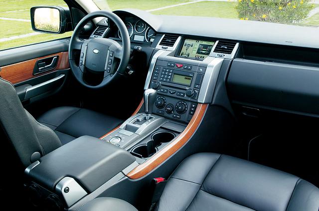 画像: ランドローバーならではの運転姿勢である高い座面と背筋を伸ばすスタイルの「コマンドポジション」はこのモデルにも継承される。レンジローバースポーツ HSE。