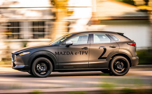画像: 試乗車の外観はカモフラージュされたCX-30だが、そのシャシはBEV専用デザインのものが採用されたe-TPV(Technology Prove-out Vehicle/技術試作車両)。数字は識別用。