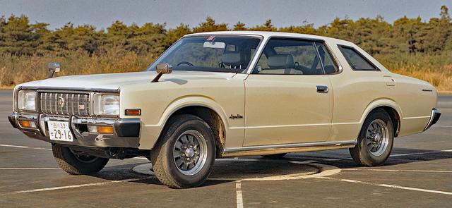 画像: 2ドアハードトップには、斜め後方の視界を確保するためのオペラウインドーが国産車では初めて採用された。
