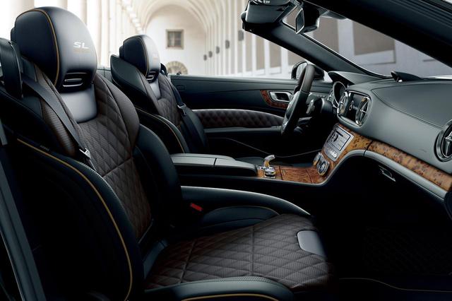 画像: メルセデス・ベンツ SL400グランドエディションは、ダイヤモンドステッチをあしらったタンドラブラウンパールとブラックを組み合わせたナッパレザーシートを装着する。