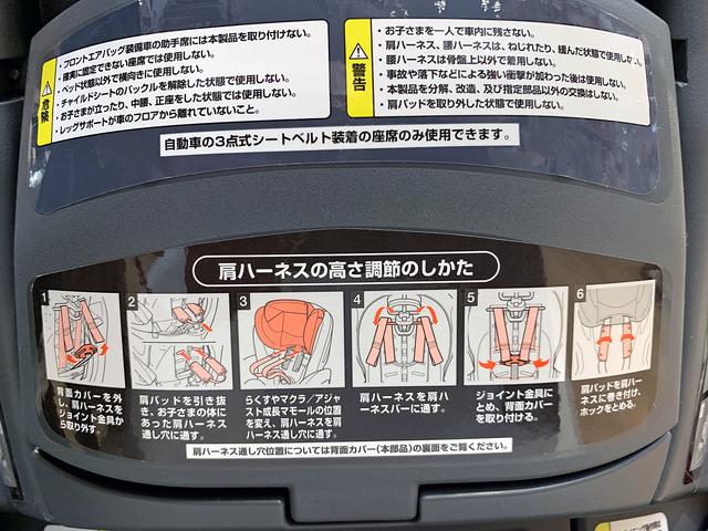 画像: チャイルドシートの背面には、調節方法などが記載されているものが多い。よく読んでおこう。