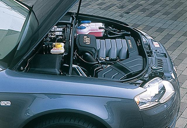 画像: A4 3.2 FSIクワトロ。3.2L V6エンジンをフロントに突き出すようにオーバーハングに置く一方で、もうひとつの重量物であるバッテリーはバルクヘッド内、ホイールベースの中にセット。
