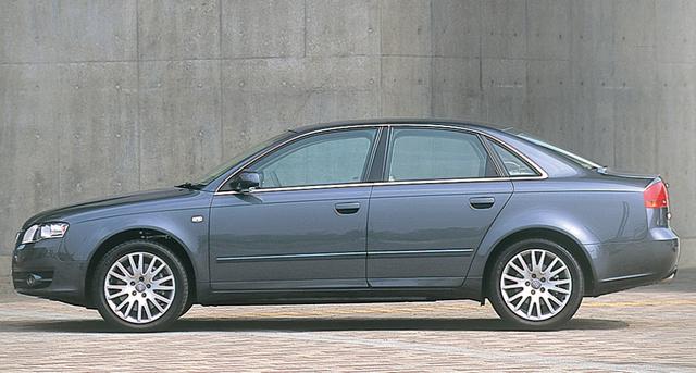 画像: 330iと比較すると、フロントタイヤの位置が後ろめとなるのがA4の特徴。試乗車の前後重量配分は1010kg:670kg。前後比は60:40。