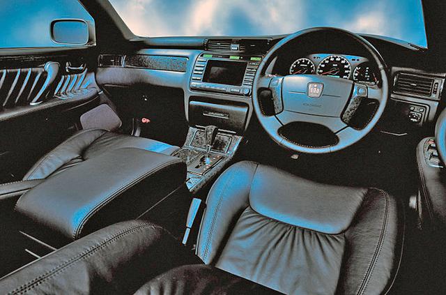 画像: アスリートの内装カラーは専用のサドルグレー。メーターは3眼式新オプティトロン。ステアシフトマチック付きステアリング/シフトノブは本革巻きだ。