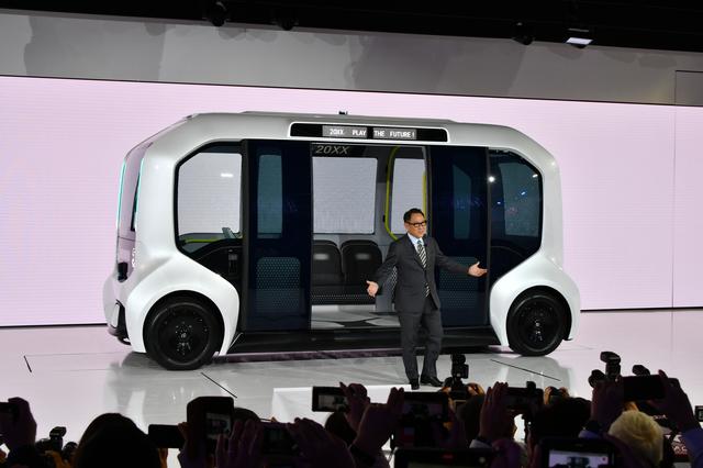 画像: トヨタのプレスブリーフィングで壇上に立った豊田章男社長。市販車は展示せず、クルマの未来を見せたブースは今回の東京モーターショーを象徴するものだった。