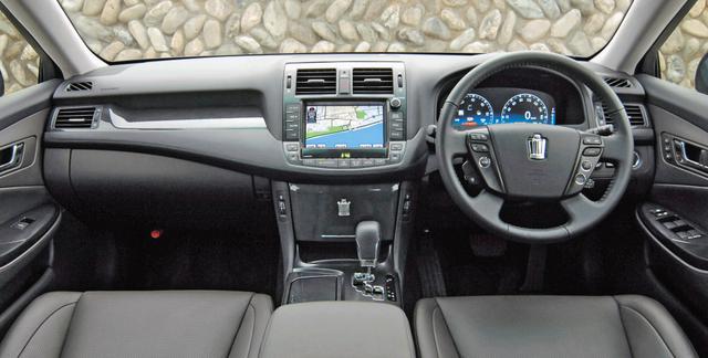 画像: インパネはドアパネルとの見切りを外に出しワイド感を表現。ステアリングには運転支援系のスイッチを配置する。メーターはTFT液晶パネルを採用。