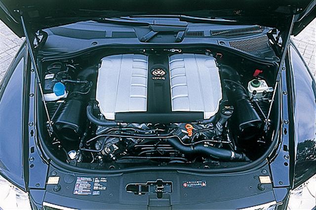 画像: トゥアレグW12スポーツに搭載されるW型12気筒エンジン。V8並にコンパクトで軽量なことが特徴。