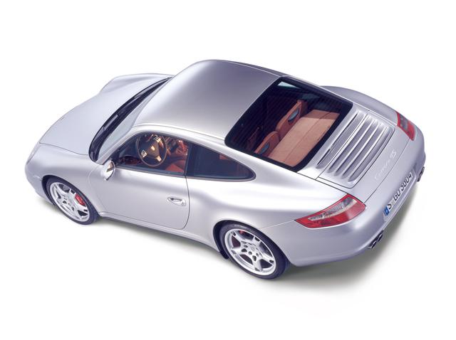 画像: ポルシェ911カレラ4S。ワイドなリアタイヤ(カレラ4は295/35ZR18、4Sは305/30ZR19)装着に対応して、2WDモデルよりもリアフェンダーのふくらみが大きくなり、全幅は44mm拡大して1852mmに。