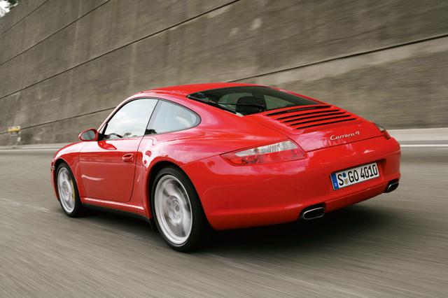 画像: ポルシェ911カレラ4。リアフェンダーのふくらみによって、外観もRRモデルよりもスポーティイメージは強い。