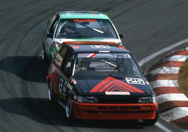 画像: 人気という面ではFRのAE86に劣った面もあったが、軽量コンパクトなボディにFFというパッケージで、速さでは一歩勝ったAE82カローラFX(写真はアドバン カローラFX)