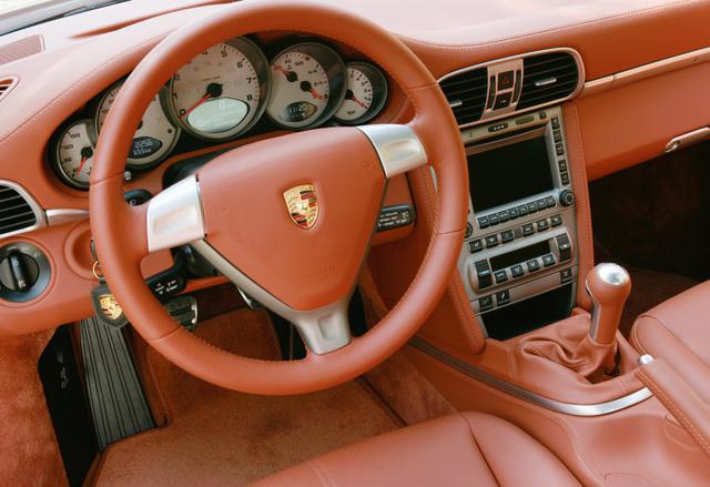 画像: 911カレラ4のインパネ。インテリアデザインについてはRRモデルと共通。