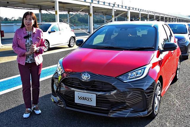 画像: ヤリス プロトタイプの走りを楽しんだ竹岡レポーター。早く、公道でも乗ってみたいそうです。