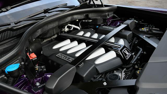 画像: 1600rpmで850Nmという大トルクを発生する6.75LツインターボV12エンジンを搭載。加速感は「ワイルド」というよりは「シルキー」という感じとなる。