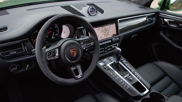 画像: 渋滞時の前走車追従を可能にしたACCを新採用。センター部のディスプレイは10.9インチだ。
