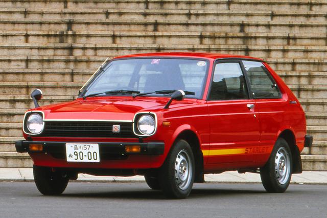 画像: KP61スターレットは1980年のマイナーチェンジでヘッドランプは当時流行していた角目2灯となるが、初期型の丸目2灯の人気も高かった。