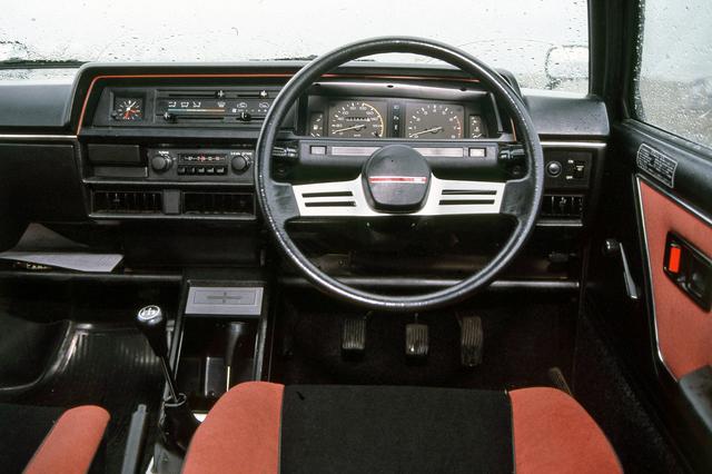 画像: 運転席は「走りを予感させるターボコクピット」と謳われていた。タコメーターのレッドゾーンは6000rpmから。