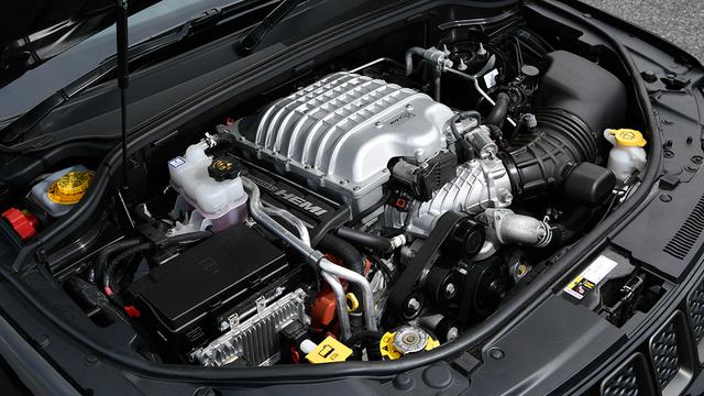 画像: エンジンルーム中央で燦然と輝くのがパワーの象徴であるスーパーチャージャー部。シンプルなOHV式V8エンジンの赤いヘッドカバーが、チラリと見える。