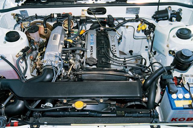 画像: 4A-GEUは7700rpmまで回せる高回転型だが、可変吸気システムのT-VIS採用で市街地でも扱いやすい。