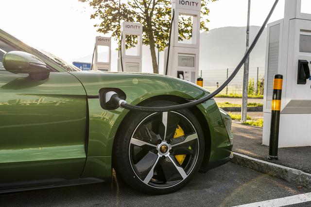 画像: ダイムラー、BMW、フォードと共同で立ち上げたIONITYは欧州で20年末までに400カ所の高出力充電ステーションを設置する。ダイムラー、BMW、フォードと共同で立ち上げたIONITYは欧州で20年末までに400カ所の高出力充電ステーションを設置する。