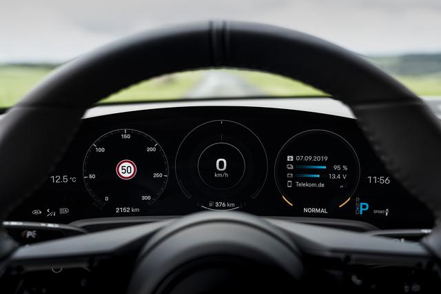 画像: メーターパネルは4つの表示モードから選択できる。写真はクラシックモードだ。