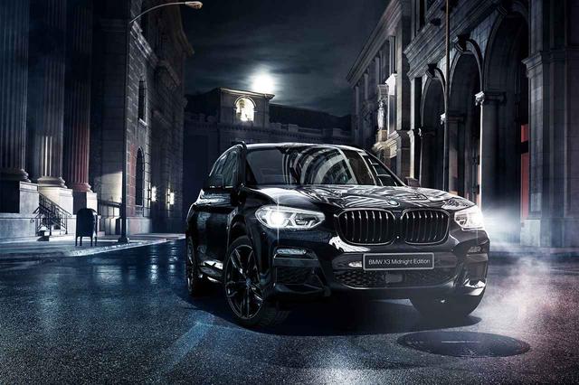 画像: BMW X3 xDrive20d ミッドナイトエディションは、ブラックのパーツを外装に採用する。内装はブラウン系。